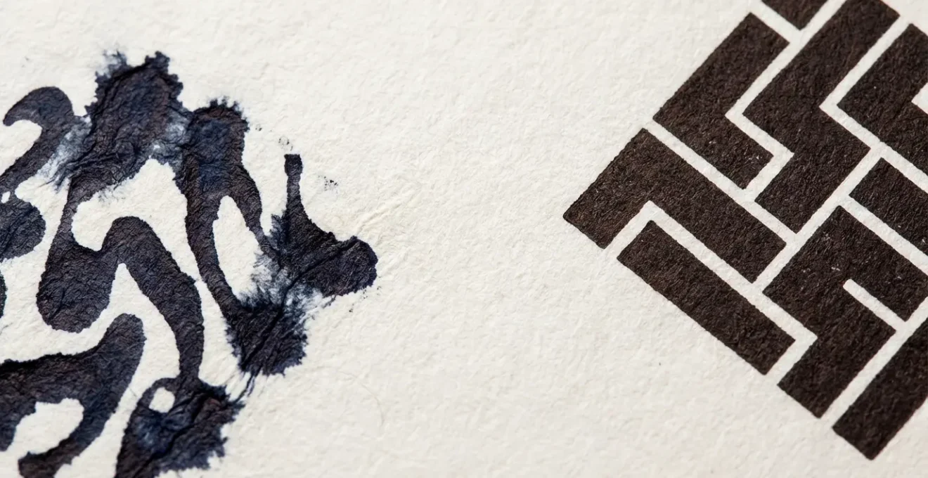 Comparaison macro entre un vrai tampon encreur de garage avec bavures naturelles et un faux tampon informatique trop parfait