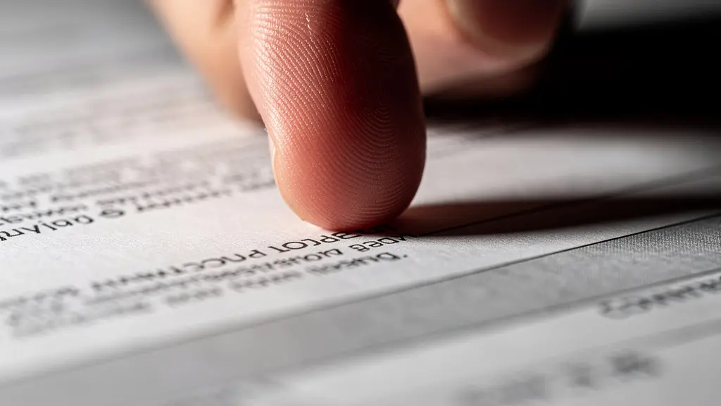 Main pointant une section floue d'un contrat de location automobile