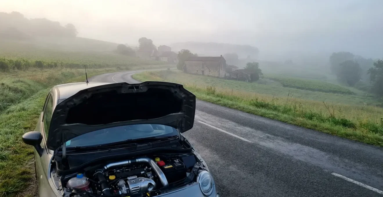 Moteur trois cylindres turbo dans un environnement de conduite rurale