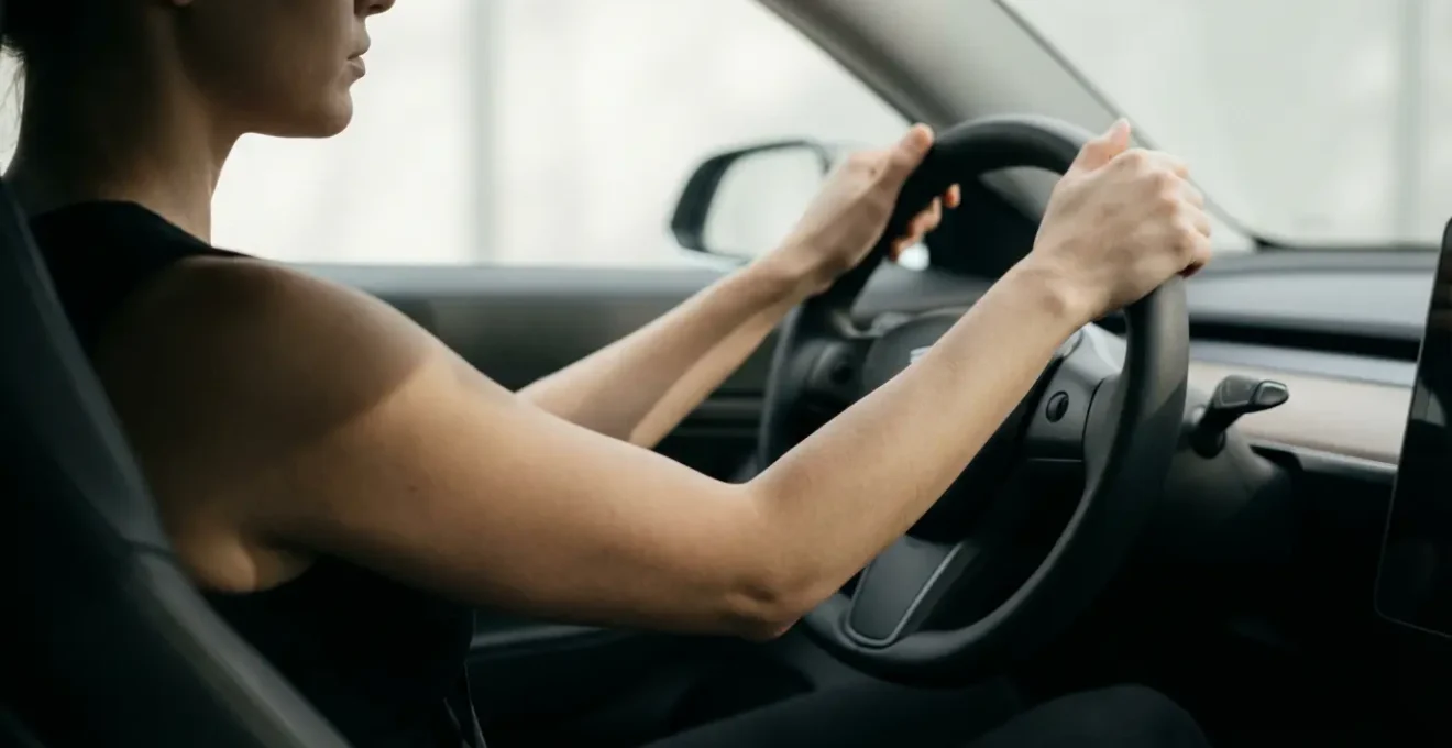Vue latérale d'un conducteur avec angle de coude optimal de 120 degrés au volant