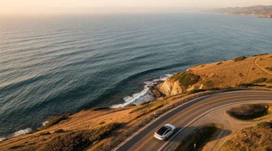 Vue aérienne d'une voiture sur une route panoramique avec un compteur kilométrique et une calculatrice en surimpression visuelle
