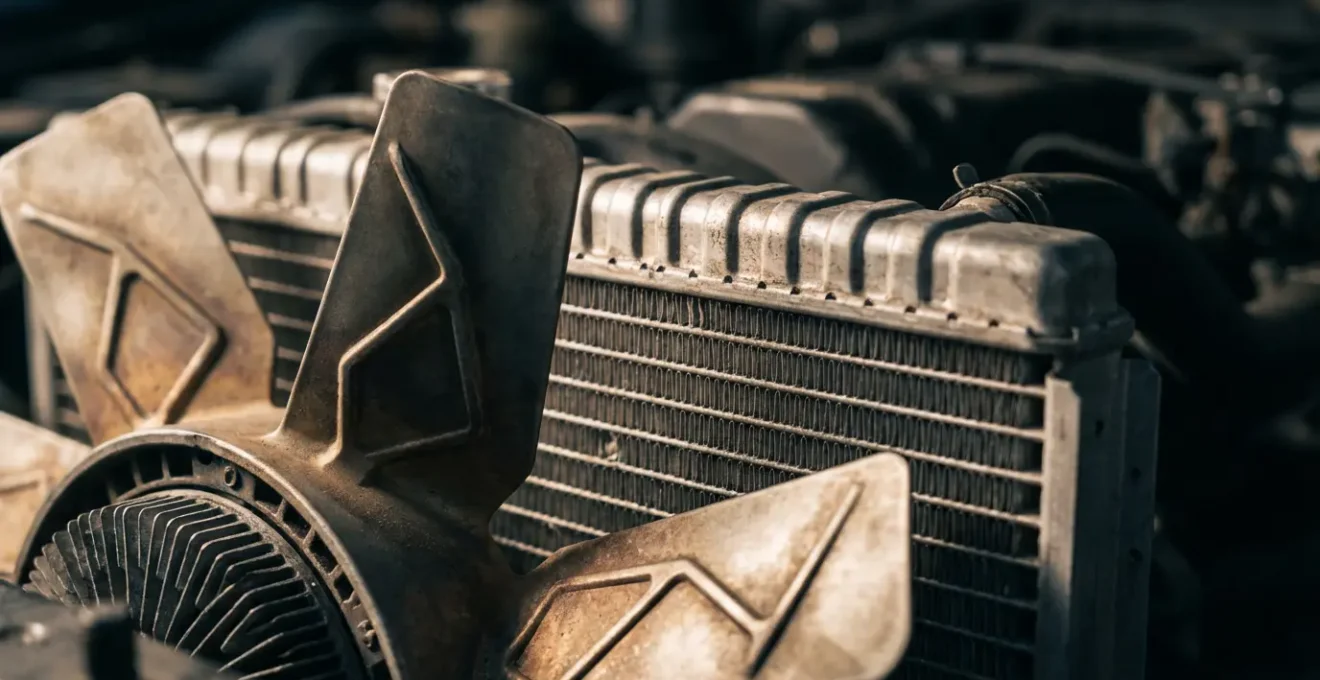 Vue macro détaillée d'un ventilateur de radiateur automobile
